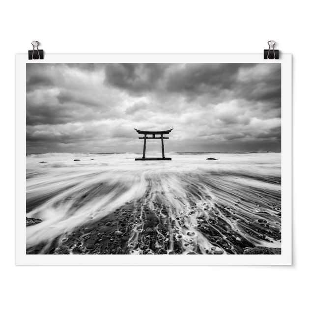 Posters en noir et blanc Torii japonais dans l'océan