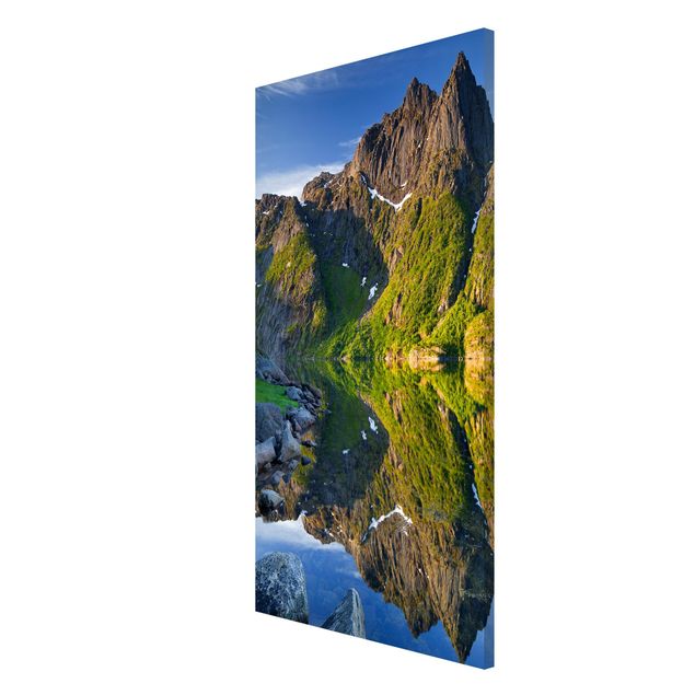 Tableaux montagnes Paysage de montagne avec reflet d'eau en Norvège