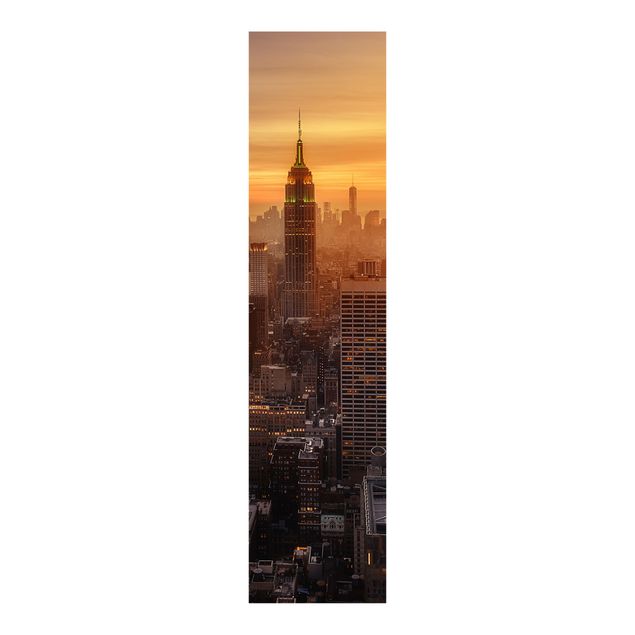 Panneaux coulissants avec architecture et skyline Silhouette urbaine de Manhattan le soir