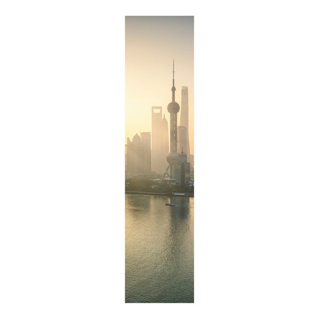 Panneaux coulissants avec architecture et skyline Pudong à l'aube