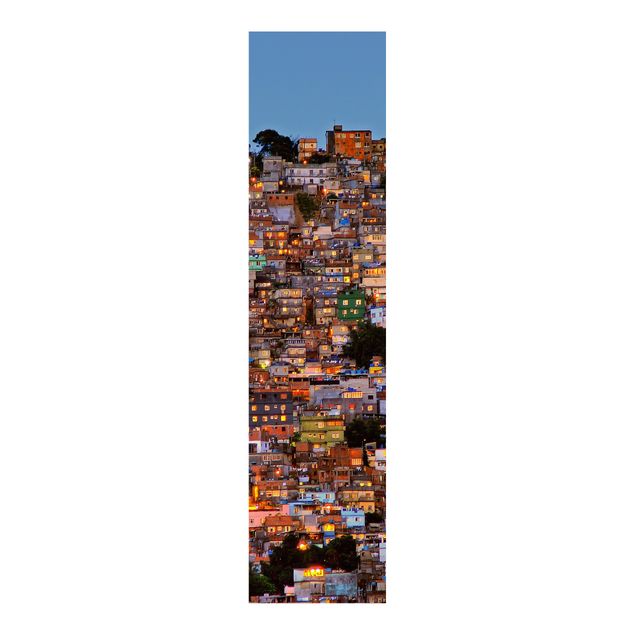 Panneaux coulissants avec architecture et skyline Coucher de soleil dans une favela de Rio de Janeiro