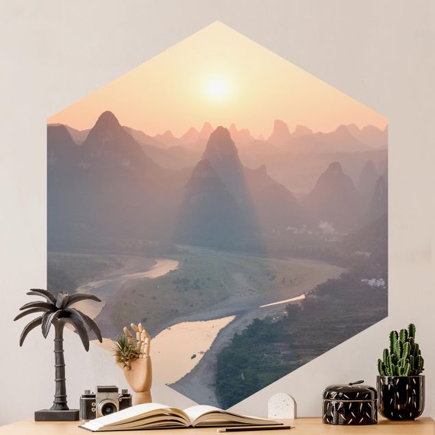 Papier peint montagne Lever de soleil dans un paysage montagneux