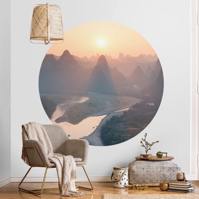 Papier peint montagne Lever de soleil dans un paysage montagneux