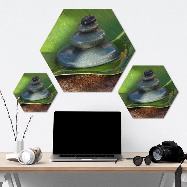 Hexagone en alu Dibond - Stone Tower On Green Leaf