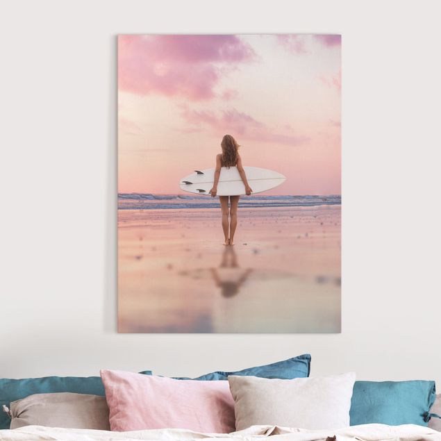 Tableau paysage Surfeuse avec une planche au coucher du soleil