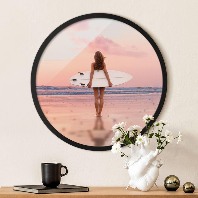 Affiches encadrées plage & mer Surfeuse avec une planche au coucher du soleil