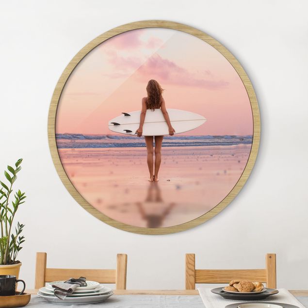 Tableaux encadrés plage & mer Surfeuse avec une planche au coucher du soleil