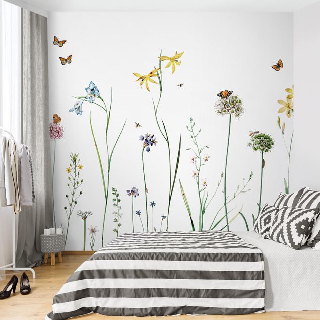 Papier peint moderne Papillons dansant sur des fleurs sauvages