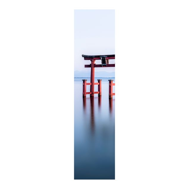 Panneaux coulissants avec architecture et skyline Torii dans l'eau