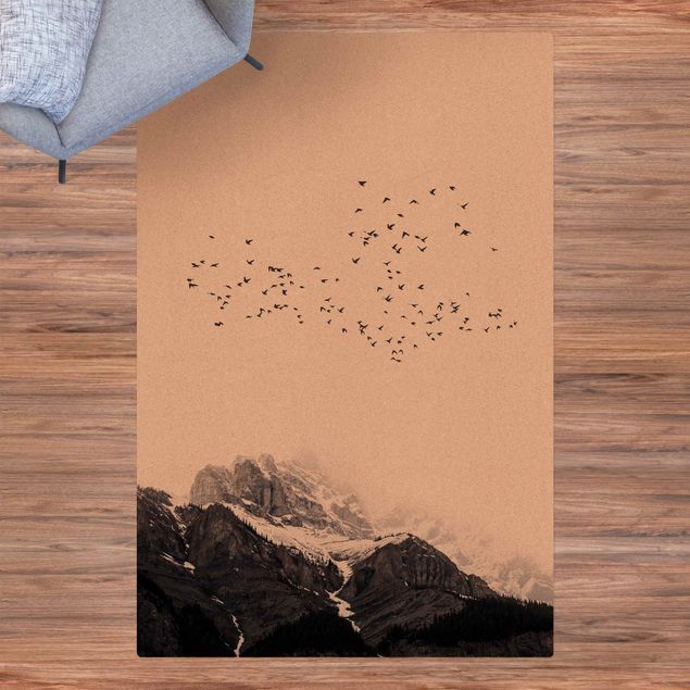 tapis modernes Volée d'oiseaux devant des montagnes noir et blanc