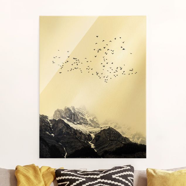 Déco mur cuisine Volée d'oiseaux devant des montagnes noir et blanc