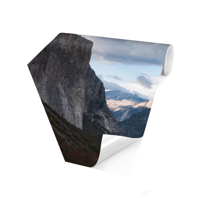 Papier peint panoramique hexagonal Nuages au-dessus d'un paysage montagneux